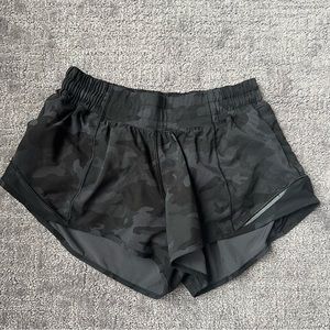 Lululemon Hotty Hot Low-Rise Lined Short 2.5" size 4